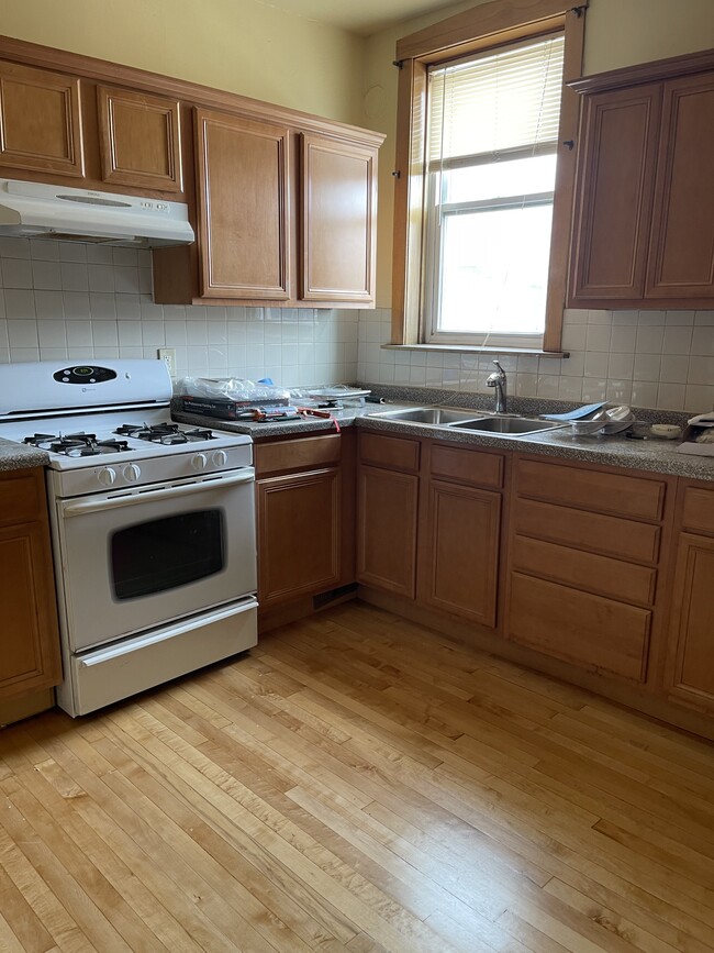 Building Photo - 2126 Scoville Ave