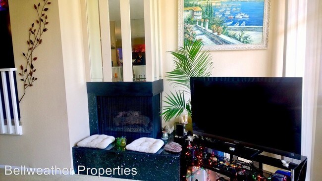 Building Photo - 6204 Marina Pacifica Dr S