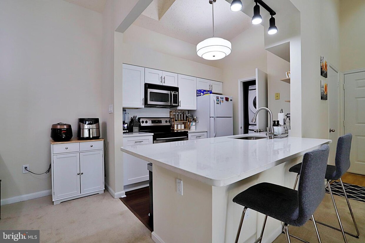 Foto principal - 7701 Lafayette Forest Dr