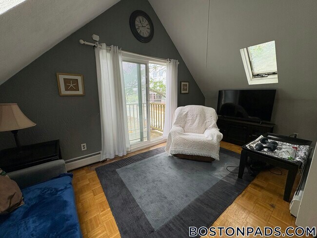 Building Photo - 370 Main St