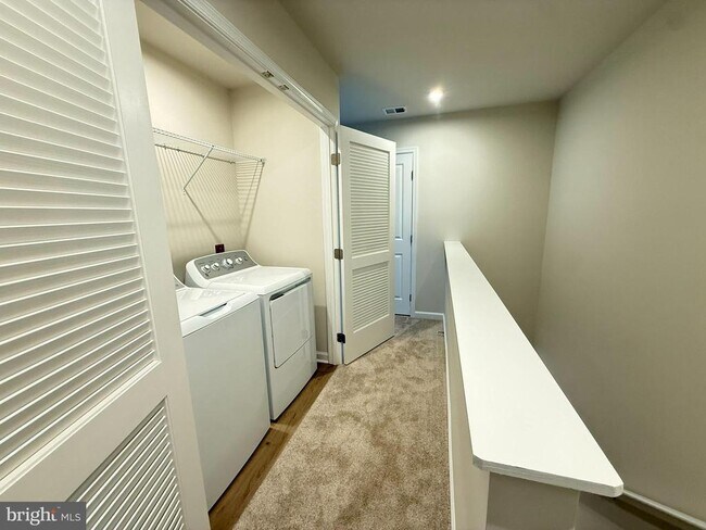 Foto del edificio - 647 Laurelwood Cir