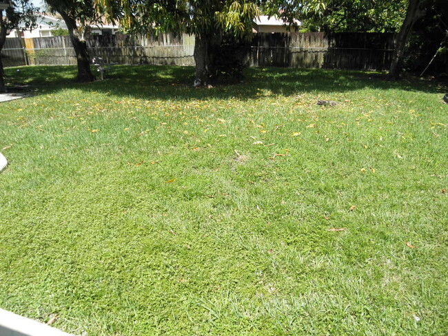 Building Photo - 1330 S Florida Mango Road  Lake Clarke Sho...