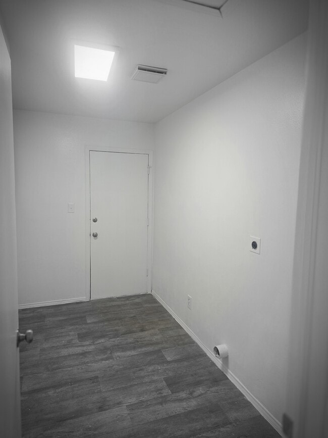 Building Photo - 409 River Rd