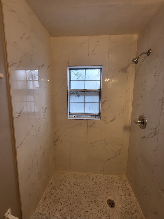 Foto del edificio - 1718 Pine Grove Ave