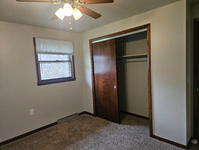 Foto del edificio - 3819 1/2 Camelot Ln