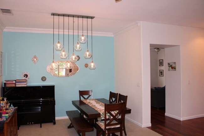 Building Photo - Gorgeous Single Story 3 Bedroom, 2 Bath wi...