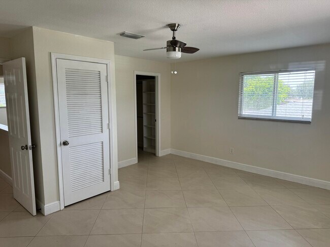 Building Photo - 881 Camellia Dr