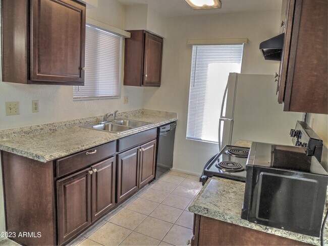 Foto del edificio - 10610 S 48th St