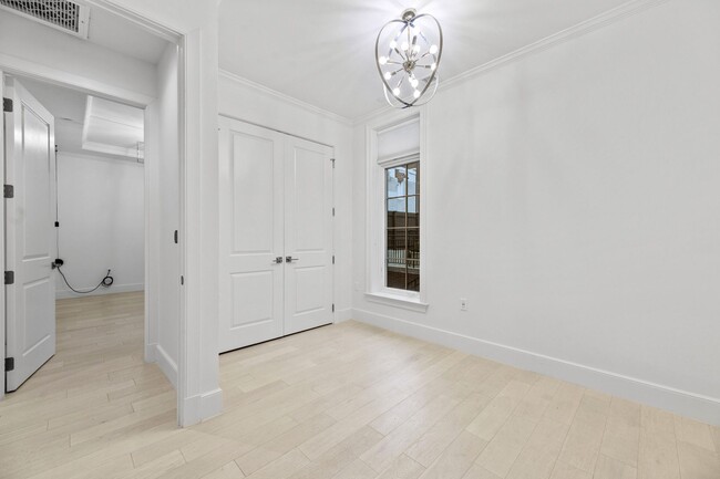 Building Photo - Elegant 2BR Boutique Condo in Dupont Circle