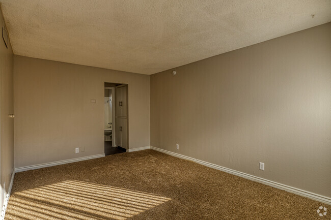 1BR, 1BA - 708SF - Living Room - Camino 2556