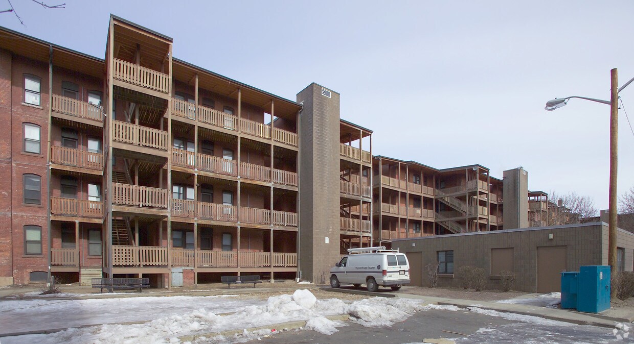 Foto del edificio - 586 S Summer St