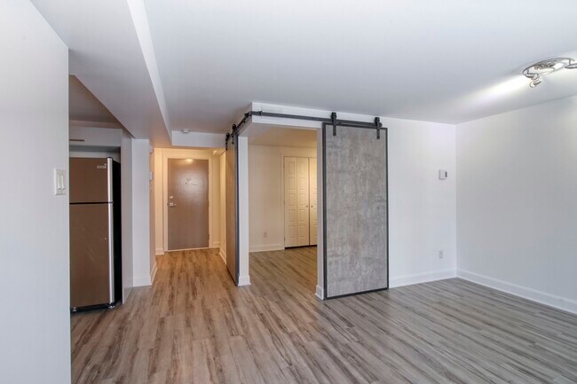 Photo du bâtiment - 6600 Av De Darlington