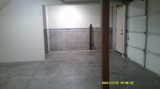 Building Photo - MOVE IN SPECIAL!! Spacious 3 bed 2.5 bath townhouse