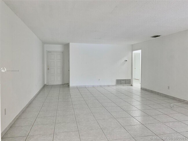 Foto del edificio - 6910 Holly Rd