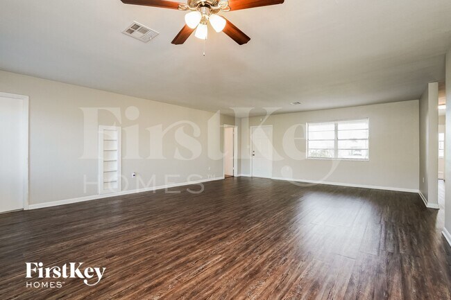 Building Photo - 21586 Edgewater Dr