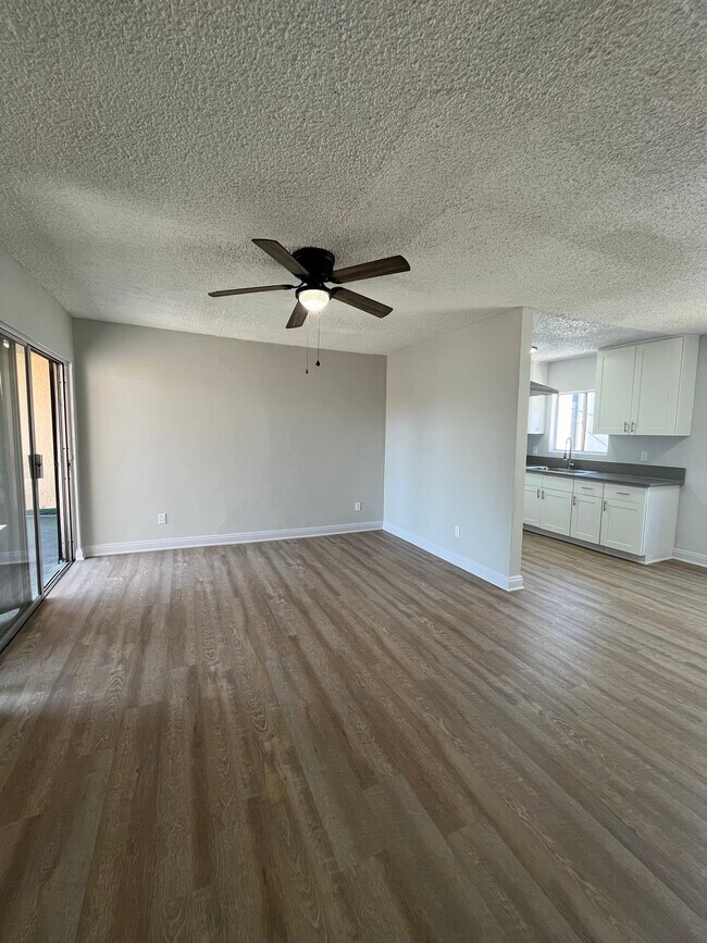 Building Photo - 641 W 92nd St