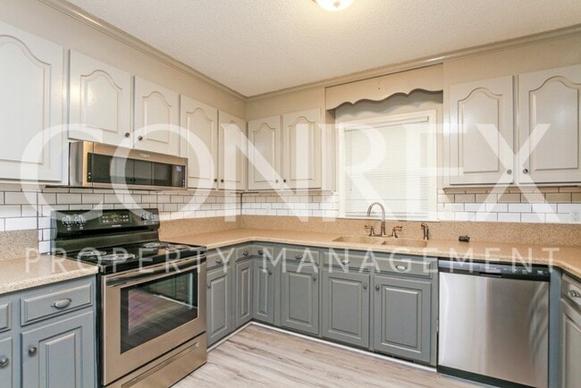 Building Photo - Spectacular 4 Bedroom Home in Concord!