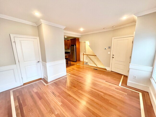 Building Photo - Fully-Renovated 2 Bed 2 Bath in the Heart ...