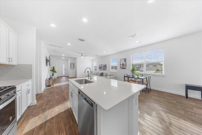 Building Photo - 3200 Egan Dr