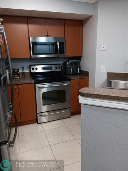 Foto del edificio - 3330 Pinewalk Dr N