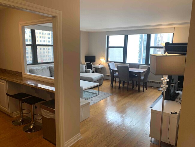 Foto del edificio - 1445 N State Pkwy