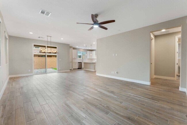 Foto del edificio - STUNNING 5 BEDROOM HOME!