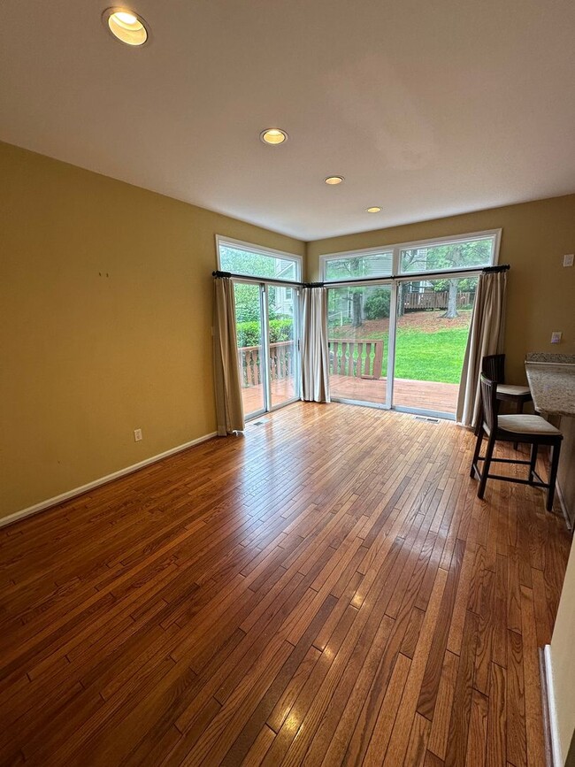 Building Photo - Beautiful 3BR/2.5BA Townhome