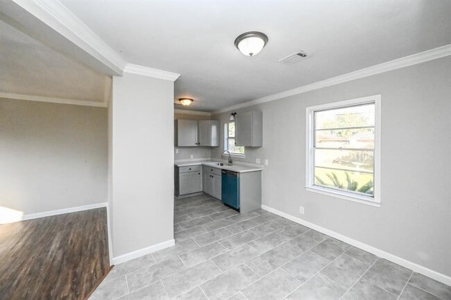 Building Photo - 1411 Laskey St