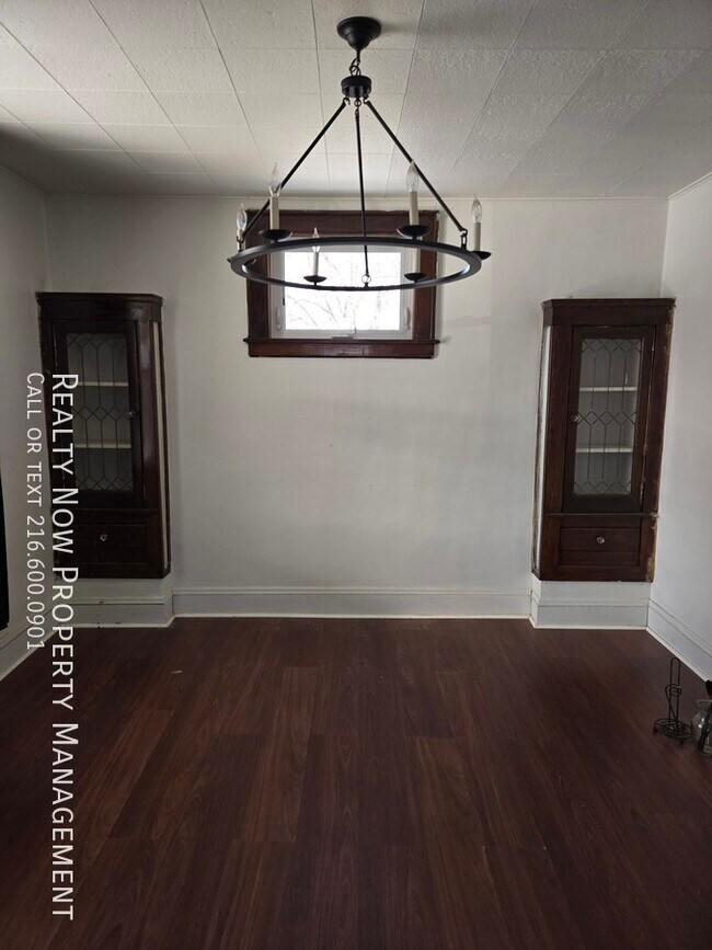 Building Photo - 9474 Roxbury Rd