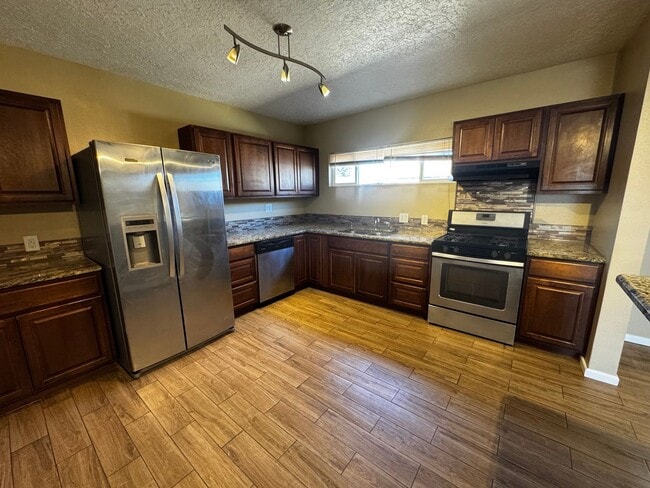 Building Photo - Beautiful 3 bedroom 2 bathroom home.