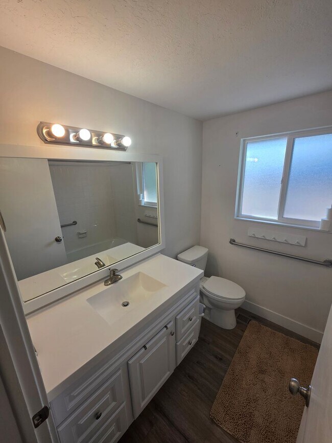 Foto del edificio - Spacious 4 bedroom 3 bathroom townhouse!