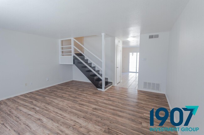 Building Photo - 611-613 Sinclair Dr