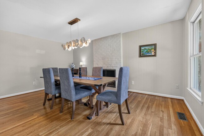 Building Photo - 723 Forest Ridge Dr