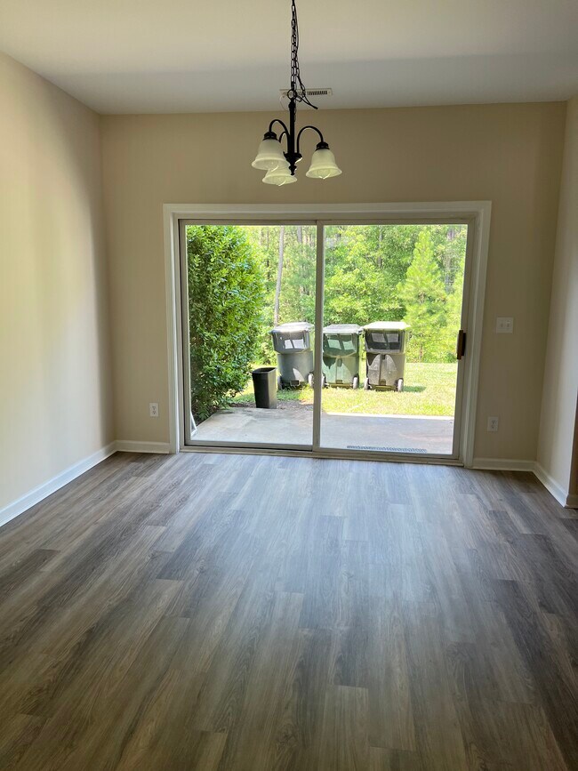 Foto del edificio - 204 Walnut Woods Dr