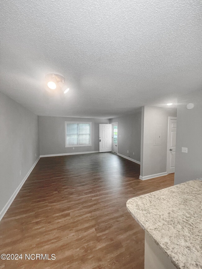 Building Photo - 6629 Cottonwood Dr