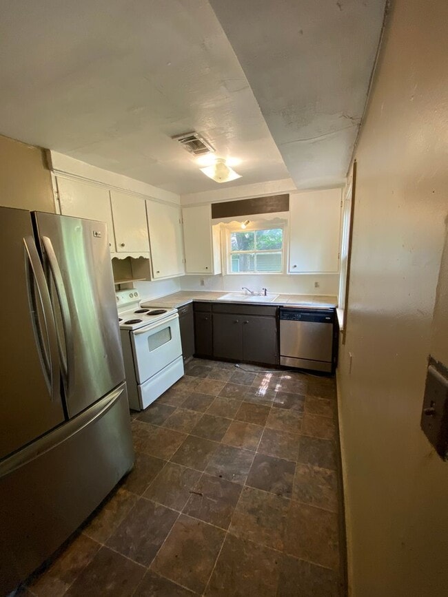 Building Photo - 2 BEDROOM 1 BATH