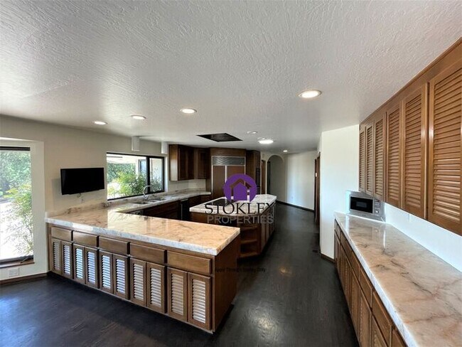 Building Photo - Stokley Properties Presents 8 Wellesley Dr...