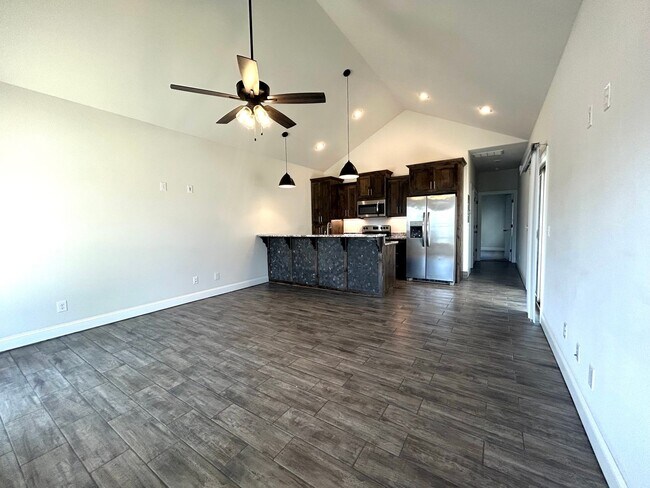 Foto del edificio - Water included - 1 Bed 1 Bath Near Downtown Rogers