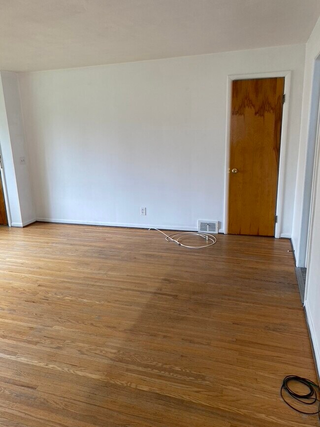 living room with cable hookup - 404 W Hickory St