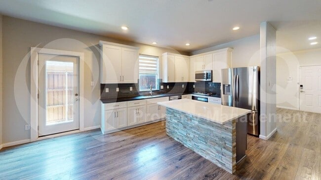 Building Photo - 11594 La Grange Dr