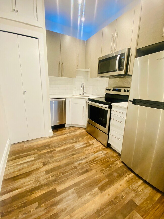 Building Photo - 8 E Fayette St