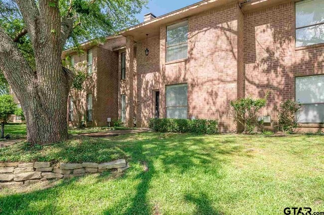 Building Photo - 5825 Hollytree Dr