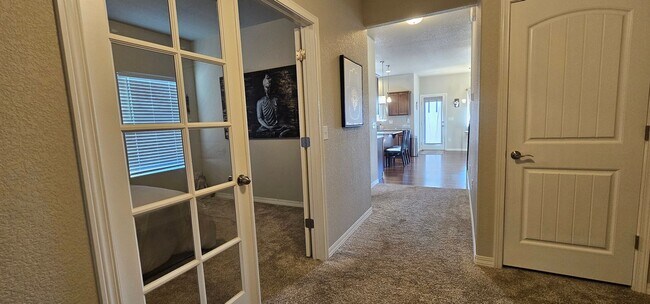 Building Photo - Great Newer Area