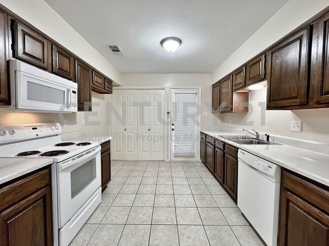 Building Photo - Cute 2/2 Duplex in Cedar Hill For Rent!