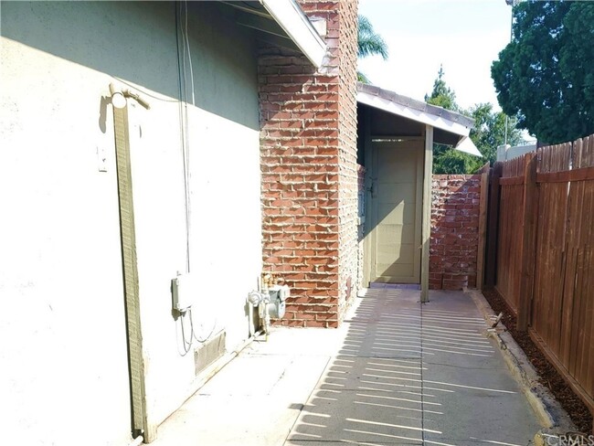 Foto del edificio - Charming 2BR House in Anaheim