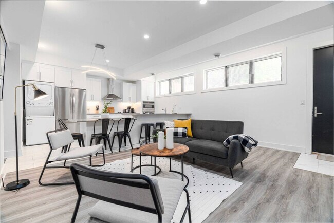 Building Photo - 585 Queens Ave