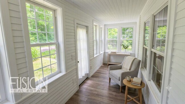 Foto del edificio - Modern Renovation Meets Classic Burlington Charm in this 4 Bed/3 Bath Home!