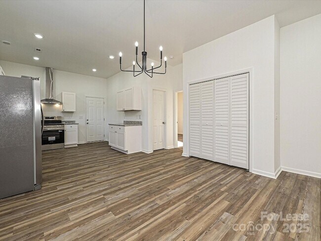 Foto del edificio - 1349 Russell St