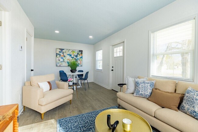 Foto del edificio - Live in the newly designed SOCO Community!