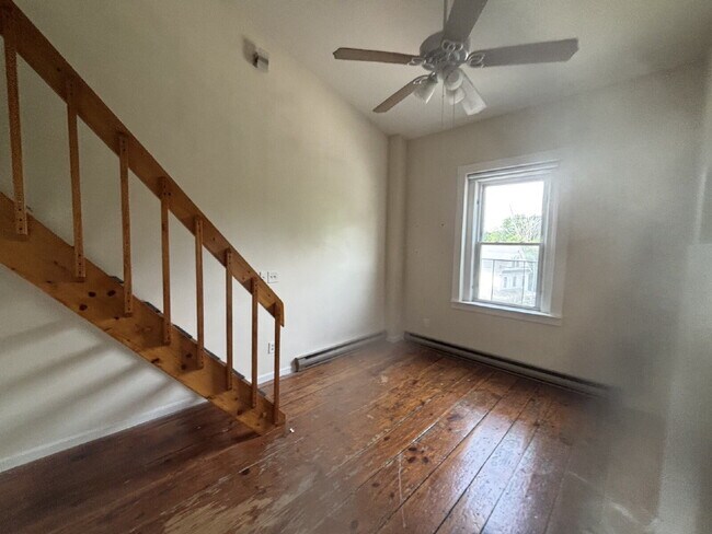 Foto del edificio - Charming Studio Loft Living with High Ceilings & Classic Hardwood Floors!